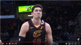 ▲騎士奧斯曼（Cedi Osman）罰球時調整呼吸噴出護齒。（圖／翻攝自House of Highlights）