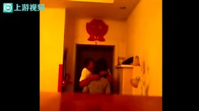 中國黑龍江,楊男,行車紀錄器,家裡,錄,拍,妻,鎮長,脫衣,接吻。 翻攝上游新聞