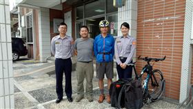 花蓮擁有得天獨厚的自行車旅遊環境，吸引許多國內外騎士到訪，花蓮縣警察局考量車友中途休憩需求，民國95年起陸續於分駐（派出所）設置鐵馬驛站，目前有26處。日本攝影師熊谷俊之（左2）與日本雜誌社記者石田裕輔（左3），特別前去拜訪鳳林分局豐濱分駐所，進行專題採訪。（花蓮縣警局提供）中央社記者李先鳳傳真　108年4月9日