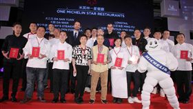 2019米其林 一星合影 ★一星名單
PAUL LEE、LOGY、山海樓、台南担仔麵、大三元、大腕燒肉、教父牛排、金蓬萊遵古台菜、
謙安和、吉兆割烹壽司、L’ATELIER de Joël Robuchon侯布雄法式餐廳、Longtail、明福台菜海產、MUME、鮨野村壽司SUSHI NOMURA、鮨隆Sushi RYU、亞都麗緻天香樓、文華東方雅閣