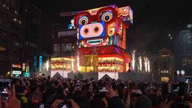 2019台北燈節開幕（2）2019台北燈節16日起正式登場，西門町燈區現場擠進上萬民眾，一同欣賞主燈「百變豬寶亮晶晶」的精彩燈光秀。中央社記者裴禛攝　108年2月16日