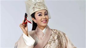 孫翠鳳從不會台語的外省二代如今成為「明華園」歌仔戲台柱。（圖／翻攝自臉書）