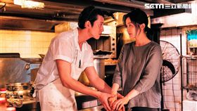 蔡卓妍、吳慷仁在《非分熟女》當中有精彩演出。（圖／華映娛樂提供）