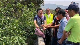 屏東枋山鄉楓港地區200多公頃的愛文芒果園沒有開花，農民苦無收成，民進黨立委莊瑞雄（左）8日會同專家前往會勘，將協助農民爭取補助。（莊瑞雄提供）中央社記者郭芷瑄傳真　108年4月8日