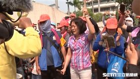 白沙屯媽專程停轎聽女師打鼓／記者趙英光攝