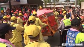 白沙屯媽專程停轎聽女師打鼓／記者趙英光攝