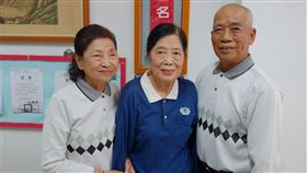 原本是童裝店老闆的林愛娥（中），25年前因一名熟客的孩子罹患血癌過世，讓她成為慈濟嘉義地區第一位骨髓捐贈宣導志工，高齡80歲的她至今仍努力宣導。中央社記者江俊亮攝　108年4月8日