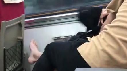 火車上玩摳摳　男手指一伸...濕的