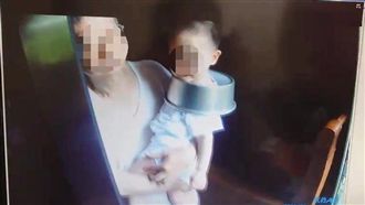 男嬰疑貪玩頭卡模具　消防哥哥急救援