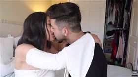 網紅亂倫舌吻妹妹(圖/翻攝自YouTube)