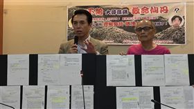 立法委員陳學聖（左）、搶救大潭藻礁行動聯盟召集人潘忠政（右）8日在立法院舉行「是誰不給大潭藻礁救命仙丹」記者會，要求公部門應限期啟動「大潭藻礁自然地景」審議。中央社記者王飛華攝 108年4月8日