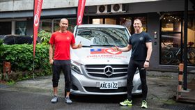 ▲台灣賓士提供V-Class做為賽前訓練營工作車以及賽事運輸補給車。（圖／Mercedes-Benz提供）