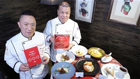 (16:9)頤宮再獲米其林三星2019台北米其林指南10日公布，去年唯一米其林三星餐廳君品酒店旗下餐廳頤宮今年蟬聯三星，頤宮的行政主廚陳偉強（右）和陳泰榮（左）拿著獎牌與米其林三星套餐合影。中央社記者張新偉攝　108年4月10日