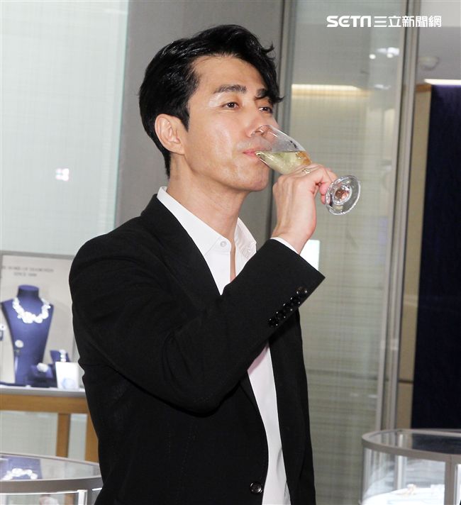 韓星車勝元台北精品店開幕剪綵。（記者邱榮吉/攝影）