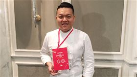被餐飲界譽為美食聖經的「米其林指南」（Le Guide Michelin）台北版2019在10日上午正式公布，去年獲一星的態芮餐廳今年升上二星，主廚何順凱說，星星是給團隊的，「沒有他們就沒有我」。中央社記者吳欣紜攝　108年4月10日