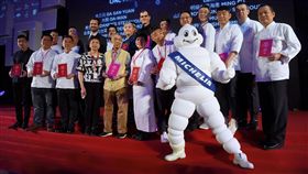 台北米其林指南揭曉　一星18家餐廳合影2019台北米其林指南10日公布，共有24家餐廳摘星。圖為獲米其林一星18家餐廳合影。中央社記者王飛華攝　108年4月10日