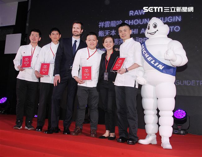 2019台北米其林二星餐廳得獎主廚大合照。（記者邱榮吉/攝影）