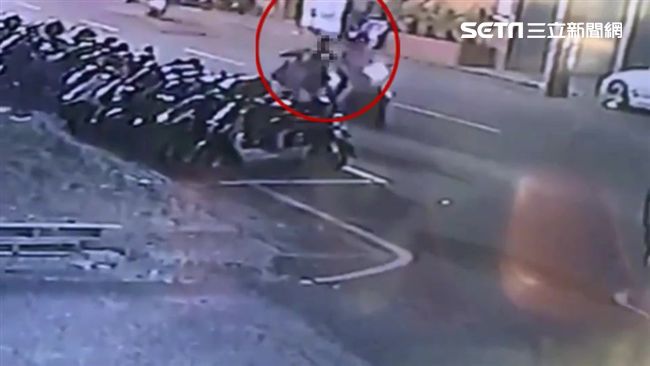 女大生遭潑不明液體　監視器畫面曝光
