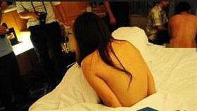 抓姦(圖/翻攝自網路)