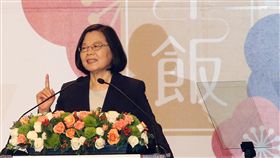 美商謝年飯　蔡總統：台灣不會在民主上妥協台北市美國商會10日舉辦2019謝年飯晚宴，總統蔡英文出席致詞，她除了向美國商會成員闡述台灣政府在拚經濟、引導台商回台投資、推動再生能源等領域的努力，直指經濟發展沒有捷徑，她也特別強調，台灣不會在民主上妥協。中央社記者郭日曉攝　108年4月10日