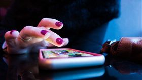 手機,低頭族,滑手機,網購,網拍。（圖／翻攝自unsplash）