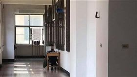 小學生,男童坐在教室外上課（圖／翻攝自爆料公社）