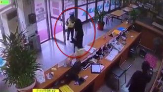 男童阻止大叔踹狗　暴走男掐頸逼下跪