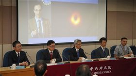 中研院10日晚間與全球其他5地點舉行同步記者會，公布事件視界望遠鏡（EHT）計畫成功拍到人類史上首張超大質量黑洞影像，這也是本世紀天文跟物理學界重大的發現之一。中央社記者張新偉攝　108年4月10日