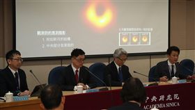 中央研究院10日晚間舉辦「事件視界望遠鏡（EHT）」計畫全球同步記者會，發表最新取得的重大成果，會中公布人類史上首張黑洞影像。天文所副研究員淺田圭一（右）向媒體說明。中央社記者張新偉攝　108年4月10日