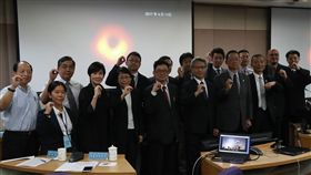 中央研究院10日晚間舉辦「事件視界望遠鏡（EHT）」計畫全球同步記者會，發表最新取得的重大成果，會中公布人類史上首次的超大質量黑洞影像。會後研究團隊合影留念。中央社記者張新偉攝　108年4月10日