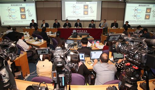 中央研究院10日晚間舉辦「事件視界望遠鏡（EHT）」計畫全球同步記者會，會中公布EHT計畫成功拍到人類史上首次的超大質量黑洞影像，吸引許多媒體到場採訪。中央社記者張新偉攝　108年4月10日