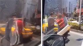 高雄法拉利男街頭開架「雙拳不敵六手」　遭架脖貓拳狂尻頭（圖／翻攝字爆料公社臉書）