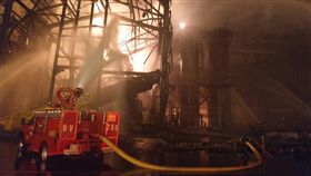 六輕氣爆空品監測無特別異常雲林縣環保局8日表示，台塑六輕台化芳香烴三廠7日氣爆（圖），從事故前到8日中午12時為止，連續空氣品質監測數據無特別異常。（雲林縣消防局提供）中央社記者葉子綱傳真  108年4月8日