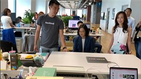 蔡英文總統10日參觀臉書台北辦公室，為大家開箱。（圖／翻攝蔡英文臉書）