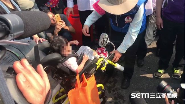 隨白沙屯媽進香　蔡英文暖為病童彎腰
