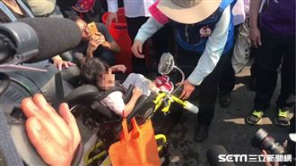 隨白沙屯媽進香　蔡英文暖為病童彎腰