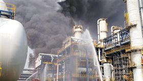 六輕氣爆現場濃煙瀰漫六輕台化芳香烴三廠7日氣爆，雲林縣政府8日開記者會，要求六輕落實全面總體檢，圖為氣爆現場救災畫面。（雲林縣消防局提供）中央社記者葉子綱傳真  108年4月8日