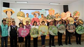 為簡政便民，快速申請地籍謄本，辦理申請農業災害救助，台東縣長饒慶鈴（前右5）與各鄉鎮市公所10日舉行台東縣幸福農民簽署儀式，台東市長張國洲（前右4）等9位鄉鎮市長親自出席。（台東縣政府提供）中央社記者盧太城台東傳真　108年4月10日