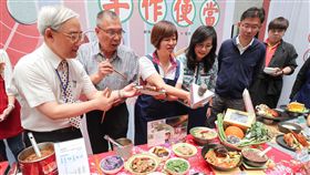 台北市場節  手作便當吸睛（3）台北市市場處10日在北市府舉辦記者會，宣布台北傳統市場節「天下第一攤」活動開跑，以「手作便當鑑賞」為主題，將在13日舉辦活動，邀請民眾一同品嚐，選出心中最佳攤商美食。中央社記者裴禛攝  108年4月10日