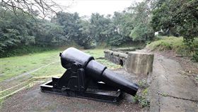 基隆市文化局10日指出，二沙灣砲台展有4門仿砲，其中一門軸承損壞，導致砲口下垂，正尋覓專家修復，呼籲遊客暫不要靠近，以免發生意外。（基隆市文化局提供）中央社記者沈如峰基隆傳真　108年4月10日