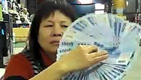 屏東縣議員蔣月惠是「數鈔達人」。（圖／翻攝蔣月惠臉書）