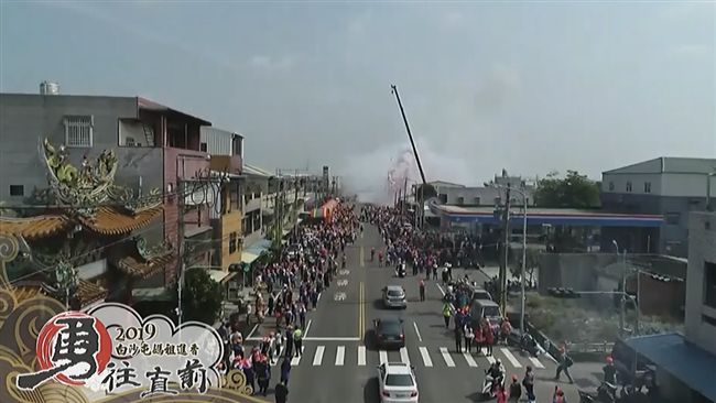 白沙屯媽抵北港　吊車鞭炮出動超壯觀