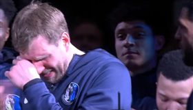 NBA／德佬爆哭！馬刺致敬影片太強 NBA,達拉斯獨行俠,Dirk Nowitzki,退休,聖安東尼奧馬刺 翻攝自推特