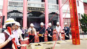 成立63年的國立歷史博物館打造無牆博物館，9日舉行修復及再利用第一期工程開工典禮，文化部次長李連權（右3）、史博館長廖新田（右）等都出席典禮。中央社記者施宗暉攝 108年4月9日