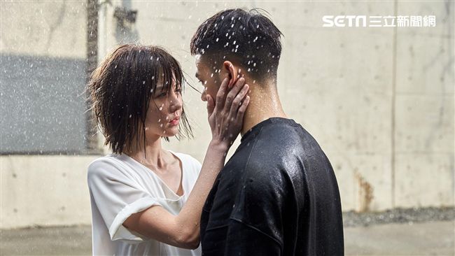 邵雨薇嘴含「這根」　濕身熱擁李安兒