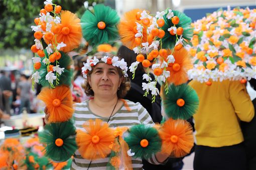 土耳其南部阿達那「國際橙花嘉年華會」據說是土耳其唯一街頭狂歡活動，6日以色彩繽紛踩街遊行進入最高潮。圖為一名攤商製作橙花和柳橙相框供人拍照。中央社記者何宏儒阿達那攝 108年4月7日