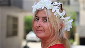 土耳其南部阿達那「國際橙花嘉年華會」據說是土耳其唯一街頭狂歡活動，6日以色彩繽紛踩街遊行進入最高潮。圖為一名婦女頭戴白色橙花頭圈。中央社記者何宏儒阿達那攝　108年4月7日