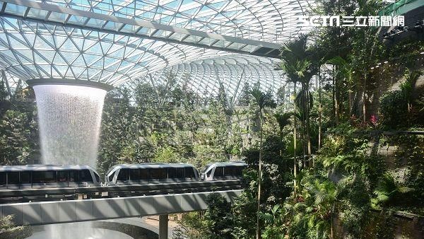 新加坡機場太狂！竟有絕美「雨漩渦」