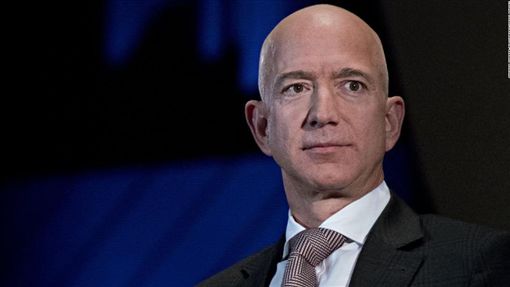 亞馬遜公司執行長貝佐斯(Jeff Bezos)。(圖/翻攝自@cnnbrk推特)
