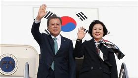 南韓總統文在寅（左）偕同夫人金正淑展開3天訪美行程，預計11日與美國總統川普進行高峰會談。（圖／翻攝自Twitter）